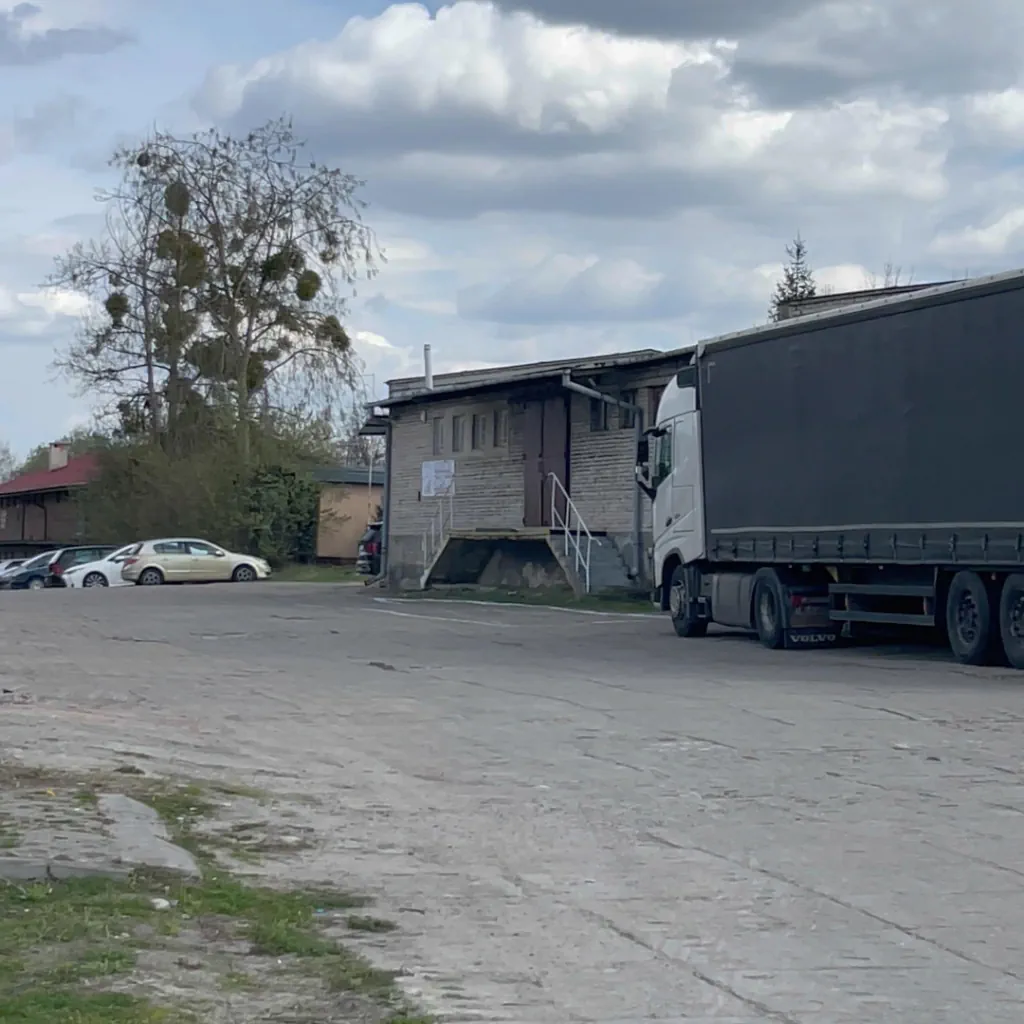 Ciężarówka oczekuje na załadunek w naszym magazynie. Ładujemy paczki przed trasą.