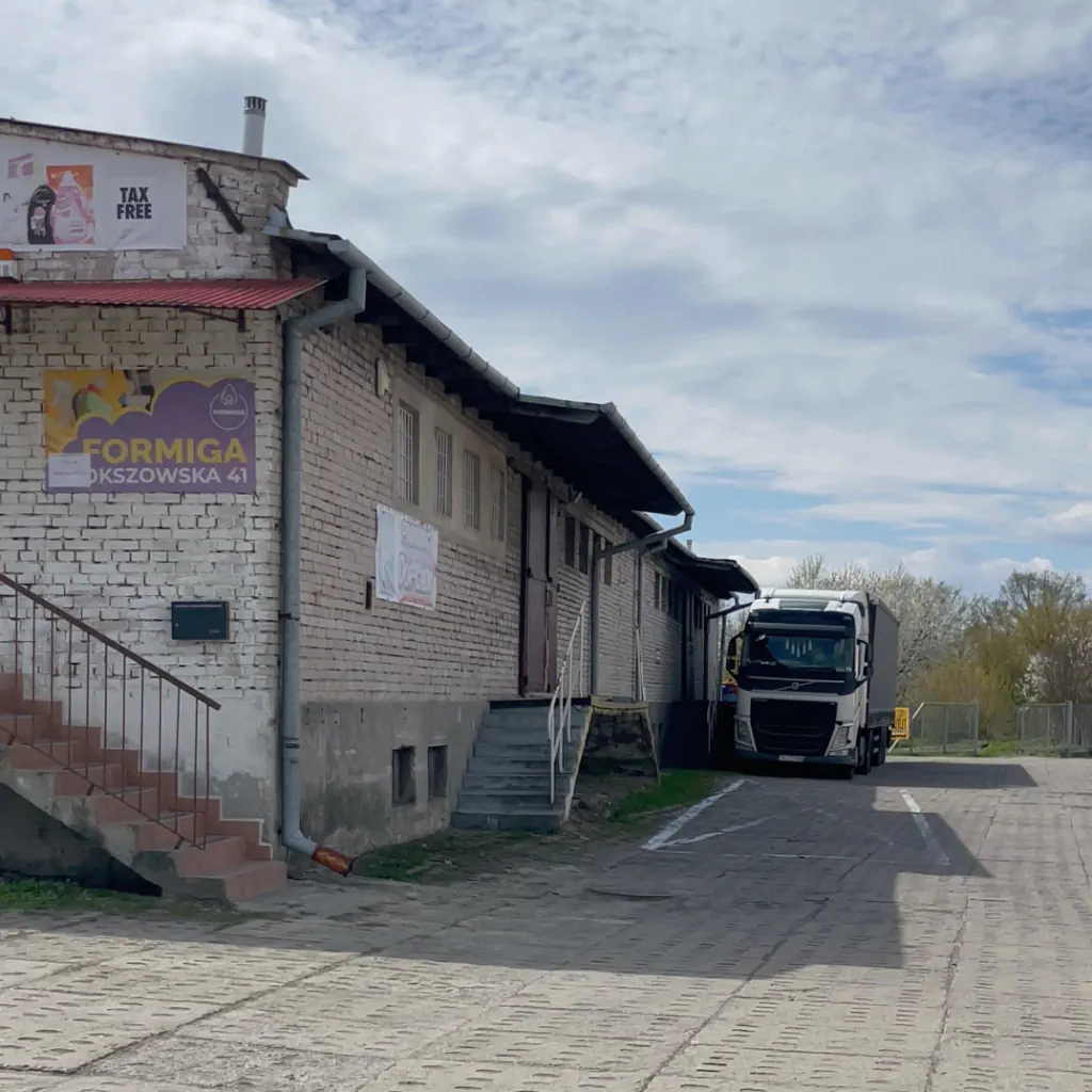 Nasz kompleks magazynowy w Polsce. Jeden z naszych magazynów i miejsce dla ciężarówek.